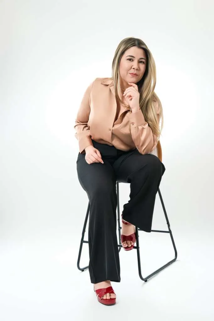 Yusmary Iglesias atendiendo a una clienta