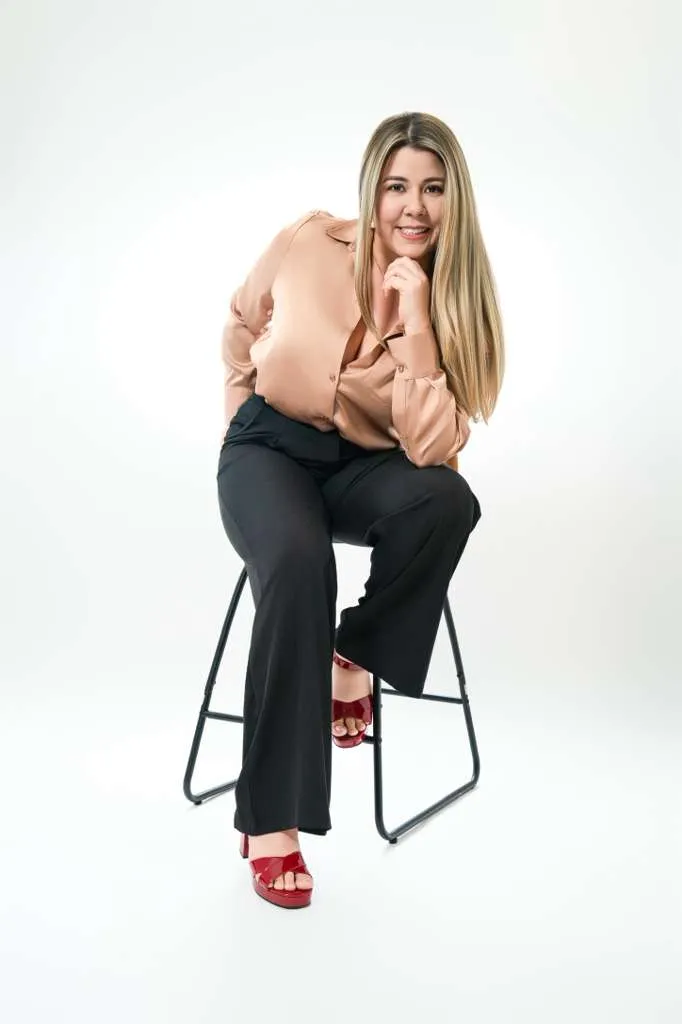 Yusmary Iglesias sentada sonriendo